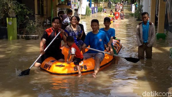 Potret Banjir di Indramayu yang Rendam 5 Kecamatan