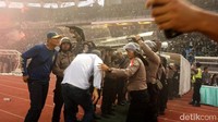 Tak menghiraukan seruan panpel, suporter tetap menyalakan flare hampir di setiap sudut stadion. Bahkan upaya Kapolrestabes Surabaya Kombes Rudi Setiawan yag mencoba menenangkan suporter tetap tidak dihiraukan. 