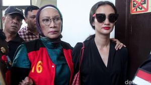 Atiqah Dampingi Ratna Sarumpaet Masuk Ruang Sidang