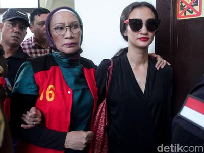 Atiqah Dampingi Ratna Sarumpaet Masuk Ruang Sidang