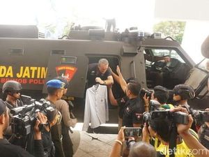 Skuat Arema FC Tiba di Stadion Gelora Bung Tomo Diangkut 3 Rantis