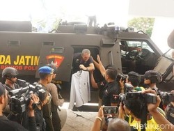 Skuat Arema FC Tiba di Stadion Gelora Bung Tomo Diangkut 3 Rantis