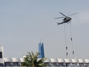 Disaksikan Panglima, TNI Simulasi Pembebasan Sandera Teroris di Jakut