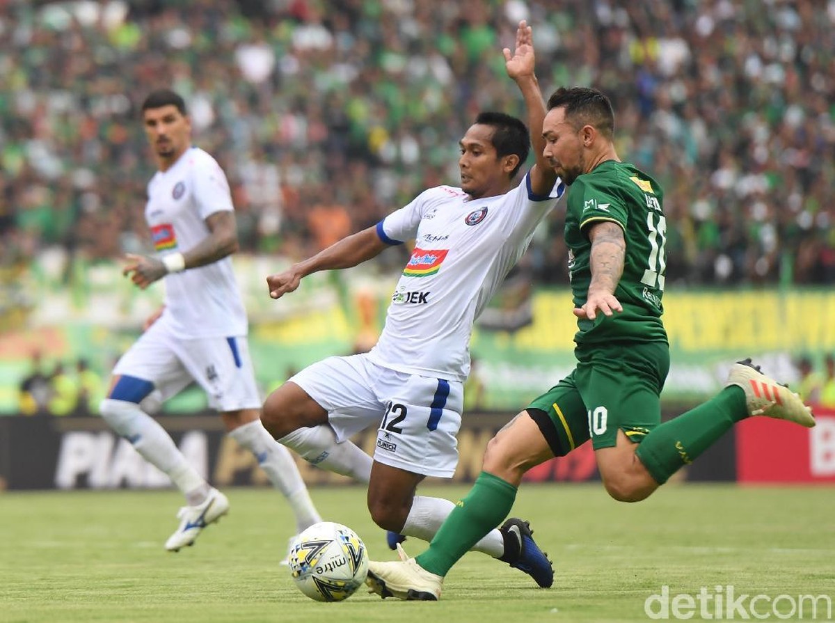 Arema FC melawan Perseaya Surabaya saat leg I final Piala Presiden 2019. (Foto: Antara Foto)