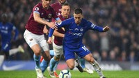 Eden Hazard menjadi andalan Chelsea musim ini dengan rataan 4,2 dribel sukses per laga. Keahliannya tersebut bola membantu pemain Belgia ini mengemas 16 gol dan 15 assist di Liga Inggris. (Foto: Mike Hewitt/Getty Images)
