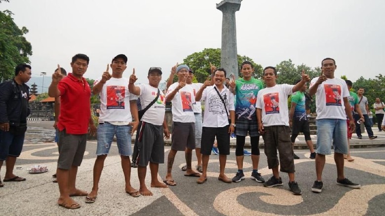 Tawa Sandi dalam Pose 1 Jari