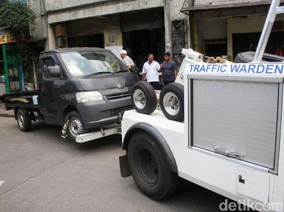 Lagi, Mobil Parkir Sembarangan Diderek Dishub