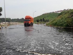 Diguyur Hujan Deras Semalam, TPA Sumur Batu Bekasi Tergenang Air