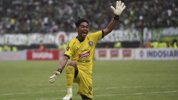 Kurniawan Kartika Aji harus bekerja keras menjaga gawang Arema dari serangan-serangan Persebaya. (