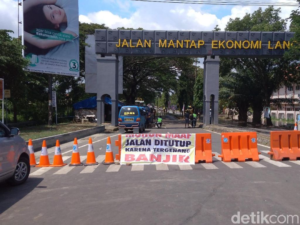 Jalur Jatibarang-Indramayu Kebanjiran, Polisi Rekayasa Lalu Lintas Jalur Jatibarang-Indramayu Kebanjiran, Polisi Rekayasa Lalu Lintas