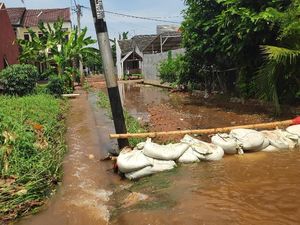 Tanggul Kali Laya Depok Jebol, Puluhan Rumah Warga Kebanjiran