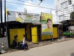 Posko Caleg Golkar di Bekasi Dirusak OTK, Kaca Dilempar Batu