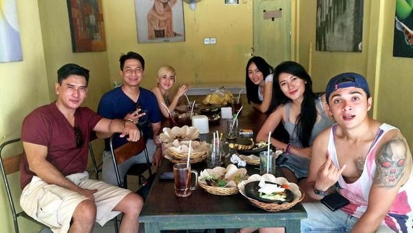 Berseteru dengan Kriss Hatta, Begini Gaya Kulineran Aktor Antony Hillenaar