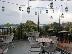 Royale Bakery and Cafe: Ngemil Cake dan Makan Ninja Burger di Kafe Instagrammable