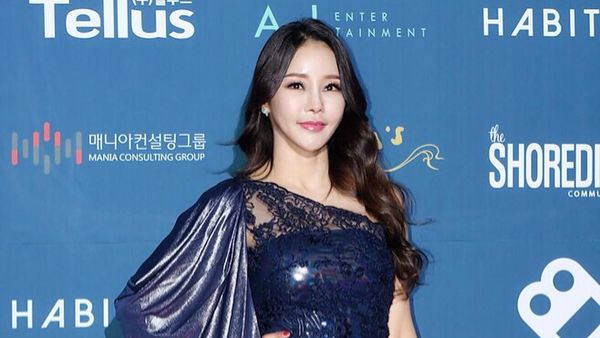 Foto: Penyanyi Seksi Korea yang Biayai Hidup Suami 17 Tahun Lebih Muda