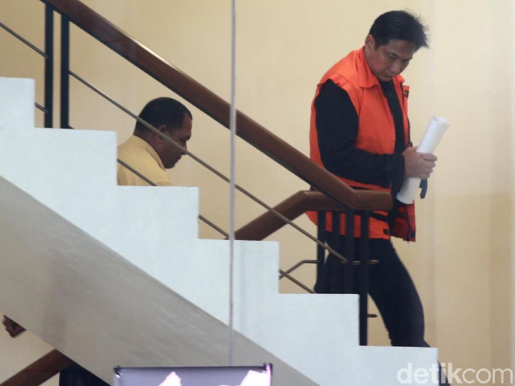 Bowo Sidik Menggigit Nusron Wahid Bowo Sidik Menggigit Nusron Wahid