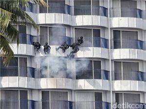 Menegangkan! TNI Simulasi Pembebasan Sandera Teroris di Jakut Menegangkan! TNI Simulasi Pembebasan Sandera Teroris di Jakut