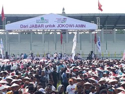 Massa Mulai Datangi Lokasi Kampanye Jokowi-Maruf Amin di Karawang
