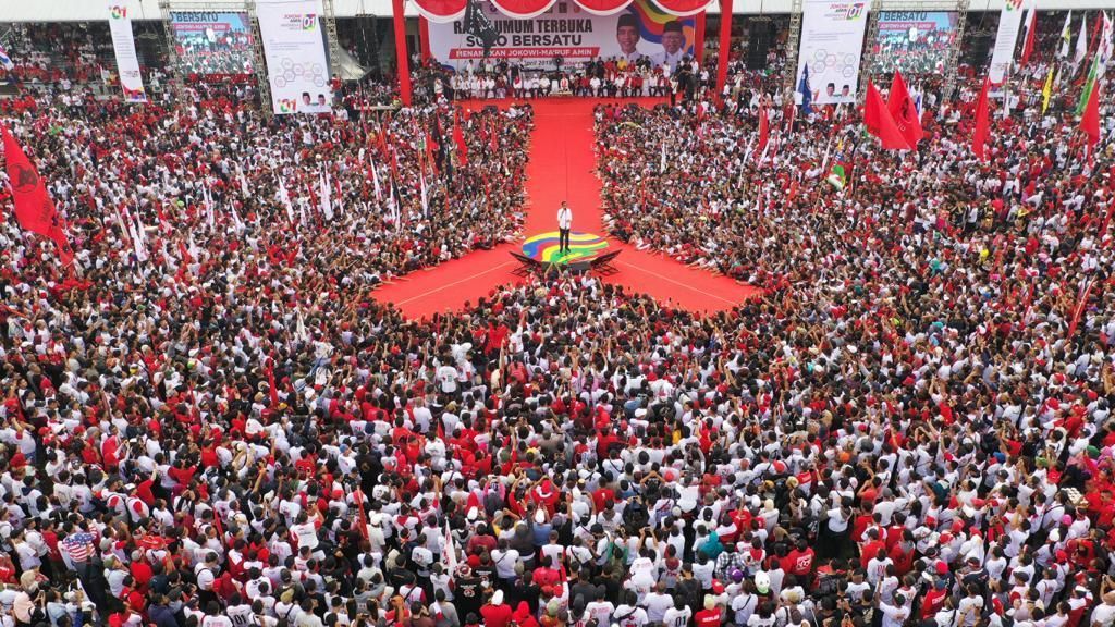 Potret Massa Peserta Kampanye Jokowi di Solo