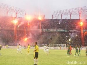 Skor 2-2, Suporter Persebaya Nyalakan Flare dan Lempari Pemain