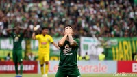 Skor 2-2 bertahan hingga laga selesai. Duh, sengit banget yah pertandingan Bajul Ijo dengan Singo Edan.