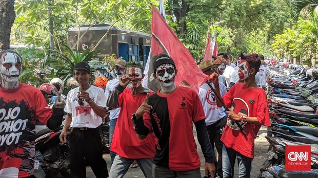 Pendukung capres nomor urut 01 Joko Widodo dengan atribut PDIP mulai memasuki Stadion Sriwedari, Solo, Jawa Tengah, Selasa (9/4).