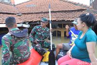 Dramatis, Evakuasi Ibu Hamil 8 Bulan dari Banjir Setinggi Leher