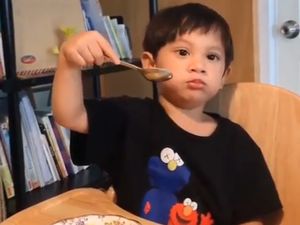 Pintarnya! Anak Andien, Kawa Bisa Kupas Telur Rebus Sendiri Pintarnya! Anak Andien, Kawa Bisa Kupas Telur Rebus Sendiri