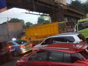 Truk Patah Sasis di Dekat GT Cikunir 2, Tol Arah Jakarta Macet 9 Km