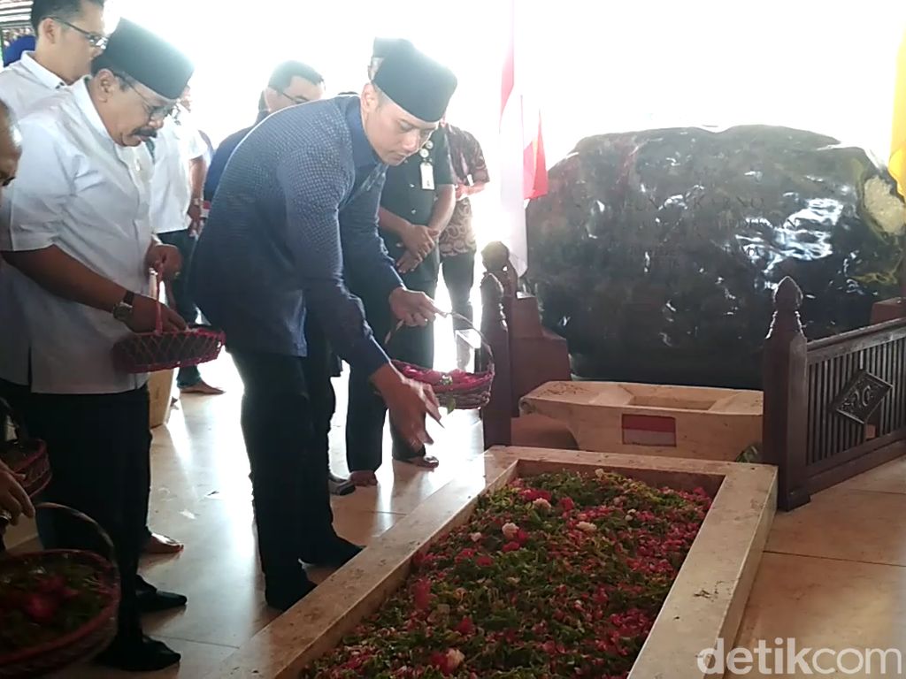 Ziarah Ke Makam Bung Karno, AHY: Revolusi Bangsa Harus Kembali ke Relnya Ziarah Ke Makam Bung Karno, AHY: Revolusi Bangsa Harus Kembali ke Relnya