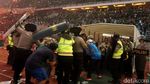Momen Suporter Persebaya Nyalakan Flare Sebagai Bentuk Kekecewaan