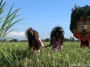 Di Ponorogo Ada Pertunjukan Reog di Tengah Sawah Lho..