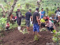 Jenazah Pasutri Gantung Diri di Malang Dimakamkan Berdampingan