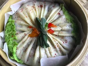 Restoran Ini Sajikan Xiao Long Bao Raksasa dengan Isian Ramen Kuah Restoran Ini Sajikan Xiao Long Bao Raksasa dengan Isian Ramen Kuah