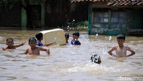Begini Ragam Aktivitas Warga Bandung Ditengah Banjir