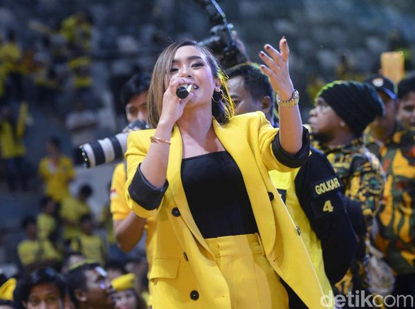 Penampilan Cita Citata di Kampanye Golkar