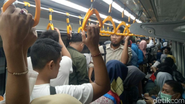 Massa Pro-Prabowo Pulang Naik LRT Usai Kampanye, Tiket Ludes