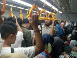 Massa Pro-Prabowo Pulang Naik LRT Usai Kampanye, Tiket Ludes