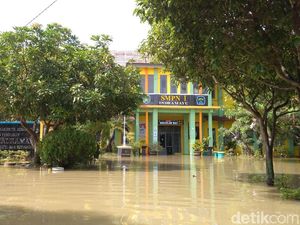 Sekolah Kebanjiran, Ujian Nasional di SMPN 1 Indramayu Ditunda Sekolah Kebanjiran, Ujian Nasional di SMPN 1 Indramayu Ditunda