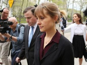 Aktris AS Allison Mack Mengaku Bersalah Terlibat dalam Sekte Seks