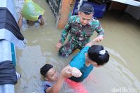 Dramatis, Evakuasi Ibu Hamil 8 Bulan dari Banjir Setinggi Leher