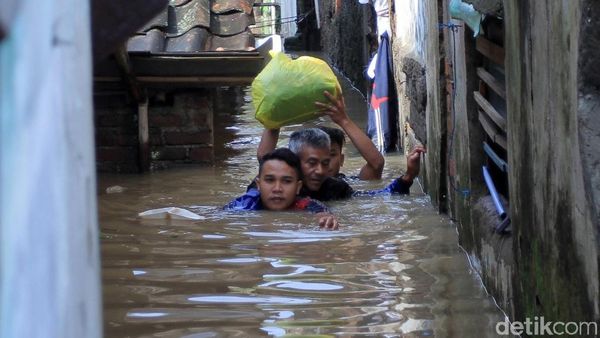 Banjir Setinggi Leher Masih Rendam Dayeuhkolot Bandung