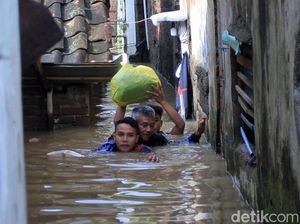 Banjir Setinggi Leher Masih Rendam Dayeuhkolot Bandung Banjir Setinggi Leher Masih Rendam Dayeuhkolot Bandung