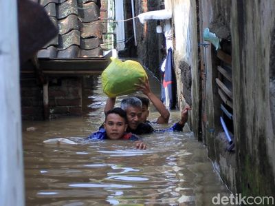 Banjir Setinggi Leher Masih Rendam Dayeuhkolot Bandung