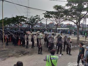 Paksa Masuk Stadion GBT, Bonek Ditembak Gas Air Mata