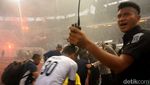 Momen Suporter Persebaya Nyalakan Flare Sebagai Bentuk Kekecewaan