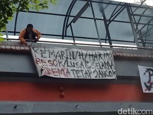 Polisi Copoti Spanduk yang Bernada Provokasi di JPO Wonokromo