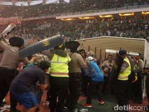 Bonek Lempari Pemain dan Nyalakan Flare Usai Persebaya Vs Arema