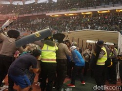 Bonek Lempari Pemain dan Nyalakan Flare Usai Persebaya Vs Arema