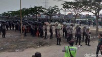 Suporter memenuhi stadion sejak siang. Termasuk, Bonek yang tak mengantongi tiket. Mereka ngotot menyaksikan langsung duel Persebaya lawan Arema.